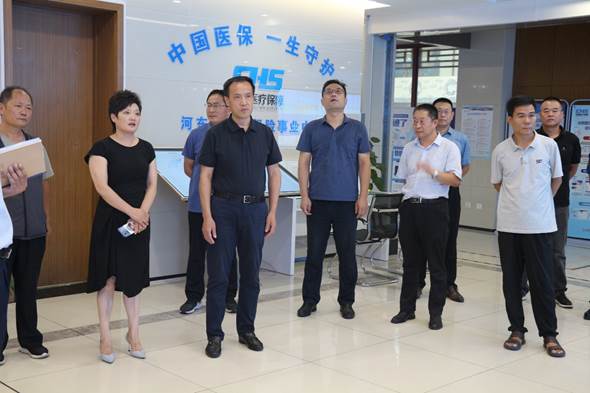 一群男人和女人站在一起描述已自动生成