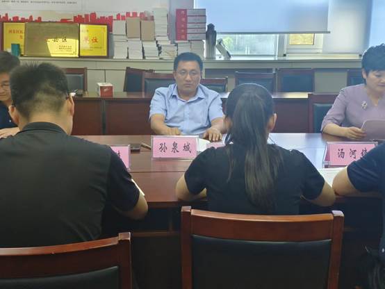 图书馆里的人们描述已自动生成